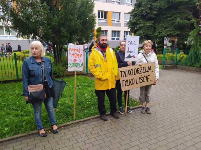 Protest mieszkańców Baranówki przeciwko wycince drzew przed szkołą odbył się 1 września.