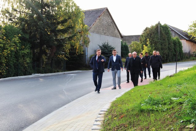 Zakończyła się przebudowa drogi powiatowej w Biskupicach pod Wieliczką. Trakt zyskał m.in. chodnik i nową nawierzchnię na długości ponad 3 km