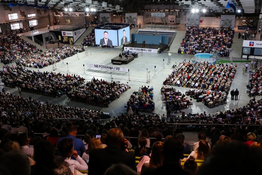 Tysiące Świadkow Jehowy w Szczecinie. Chrzest nowych wyznawców [WIDEO]