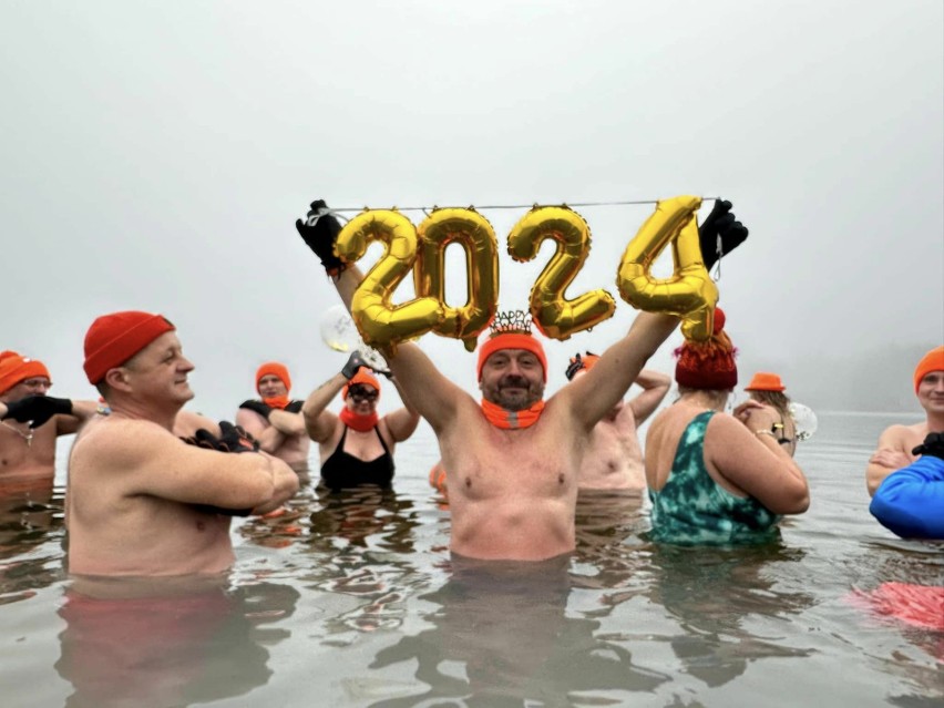 Nowy Rok 2024 Kościerski Klub Morsów "Forrest Gump" uważa za godnie powitany, oczywiście w wodzie