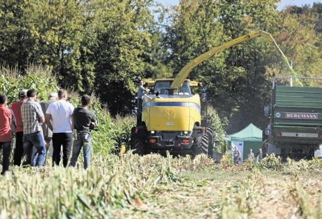 W Szepietowie można nie tylko obejrzeć maszyny m.in. do zbioru kukurydzy, ale także sprawdzić, jak radzą one sobie podczas pracy