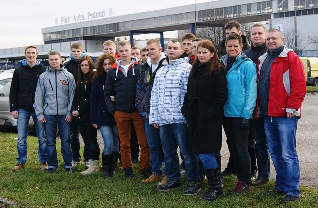 Uczestnicy wycieczki przed zakładem Fiat Auto Poland S.A.