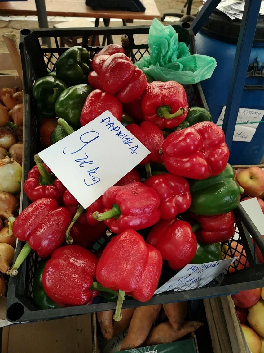 Oto ceny owoców i warzyw sezonowych na Nowym Kleparzu w...