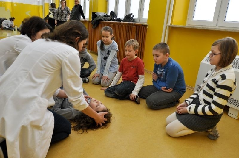 Studenci w akcji. Dzieci już wiedzą jak udzielać pierwszej pomocy [ZDJĘCIA]