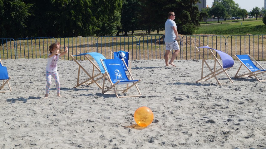 W Jastrzębiu jak nad morzem. Stworzyli plażę z 300 ton...