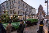 Kraków. Historyczny skład wagonów BT1 i Lory z życzeniami świątecznymi dla mieszkańców Krakowa