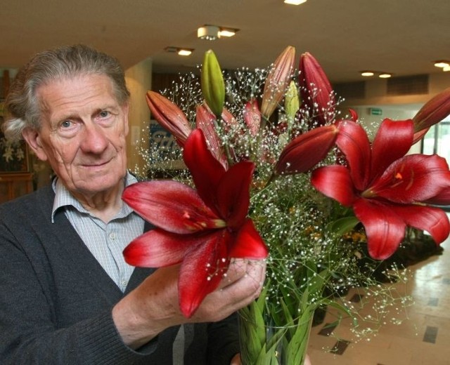 Zygmunt Wójcik prezentuje królową wystawy. To lilia odmiany "America".