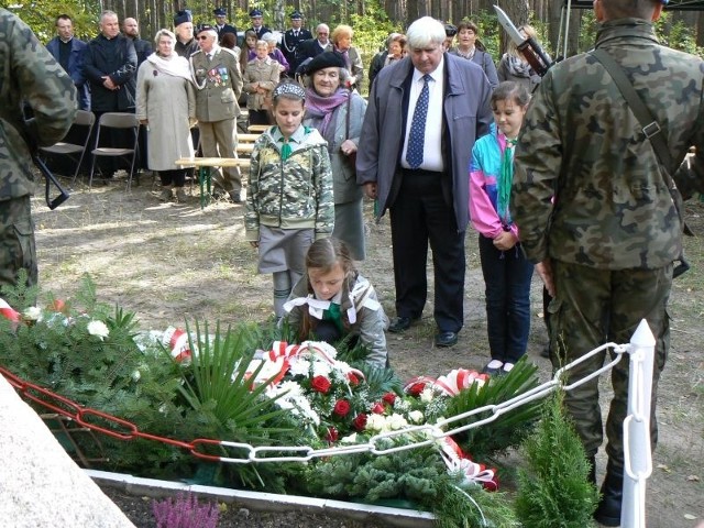 Wiązankę w miejscu pamięci składa delegacja z Zespołu Szkół Ogólnokształcących w Sukowie.