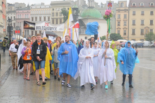 Pątnicy nigdy nie tracą pogody ducha, nawet wędrując w deszczu