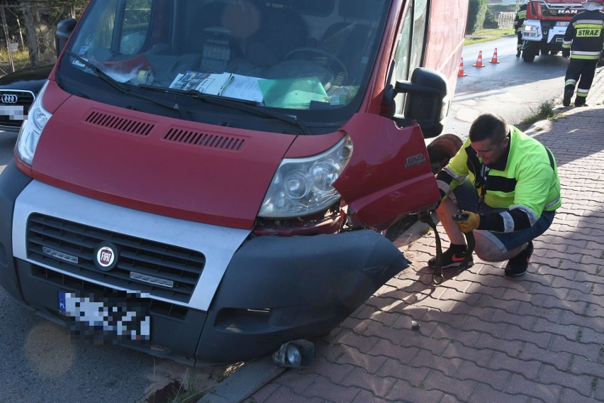 Samochód osobowy i dostawczy bus zderzyły się w Leszczynach w gminie Górno [ZDJĘCIA]