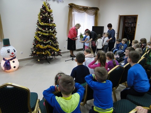 Podczas spotkania dzieci wraz z wychowawcami pożegnali Danutę Swarcewicz, obecną dyrektor biblioteki, która odchodzi na emeryturę.