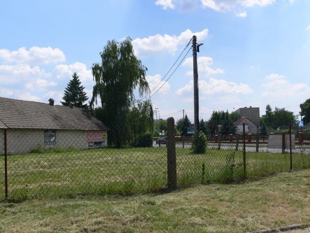 O budowę marketu Lidl na skrzyżowaniu ulicy Mickiewicza z Ożarowską w Sandomierzu stara się prywatny inwestor. Budowa marketu podzieliła mieszkańców na dwie grupy. Na tych, którzy popierają budowę marketu i tych, którzy protestują przeciwko tym planom.