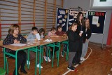 XIII Światowy Dzień Tabliczki Mnożenia w Mroczkowie. Uczniowie sprawdzali, czy nauczyciele potrafią szybko mnożyć. Zobacz zdjęcia