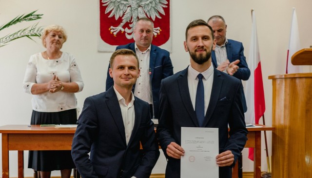 Kamil Korycki, nowy burmistrz Jedlni Letnisko (z prawej), odbierał gratulacje po ślubowaniu. Więcej na kolejnych zdjęciach