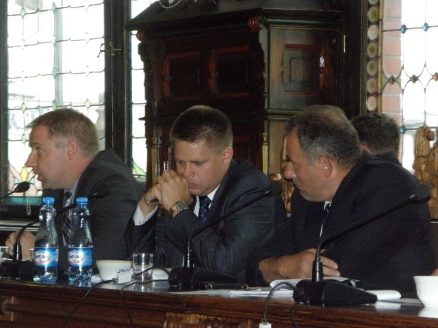 Bartosz Bluma (w środku) dobrze przygotował się do dyskusji z burmistrzem