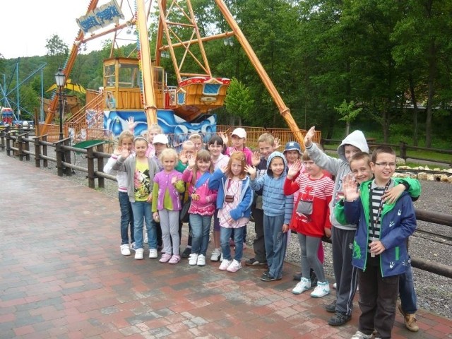 Dzieci z klasy pierwszej szkoły podstawowej w Zespole Szkół w Opatowcu bawili w Jura Parku w Bałtowie.