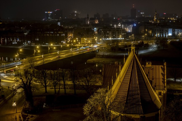 Czy patrząc na wieżę katedry zastanawialiście się, co z niej widać? Jaki jest widok z samej góry? Spójrzcie, co wieczorem można z niej dojrzeć! W pierwszy wieczór nowego roku 2021 - tak pięknie rysuje się oświetlony Poznań zimową porą!Zobacz zdjęcia --->