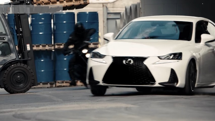 Lexus IS F Sport dostępny jest w dwóch wersjach napędu – IS...