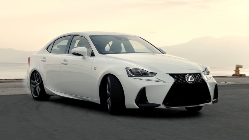 Lexus IS F Sport dostępny jest w dwóch wersjach napędu – IS...