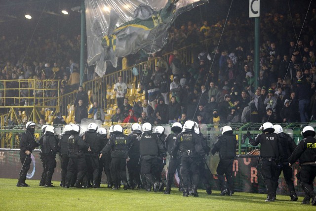 Wojewoda śląski zamknął stadion GKS Katowice dlatego, że pseudokibice zakłócili mecz GKS Katowice - GKS Tychy.