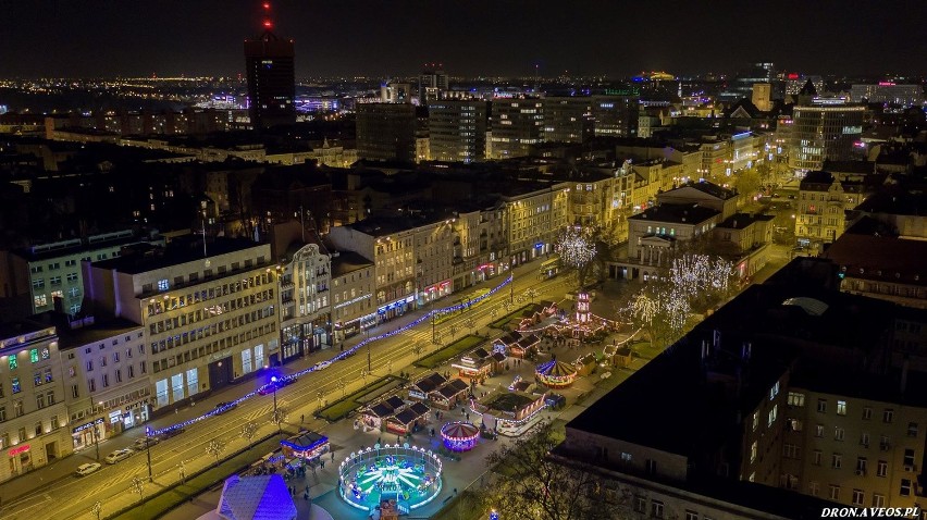 Jarmark świąteczny na placu Wolności z lotu ptaka