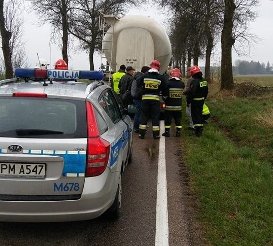 Ranny mężczyzna został zabrany śmigłowcem do szpitala.