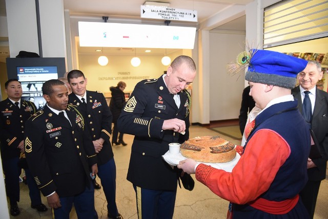 Od kilku dni na toruńskim poligonie stacjonują amerykańscy żołnierze 1. Batalionu 5. Pułku Artylerii Polowej. Stałą siedzibą batalionu jest Fort Riley w Kansas. W tym roku 1. Batalion 5. Pułku Artylerii Polowej obchodzi swoje 243 urodziny. Ponad czterystuosobowa grupa żołnierzy stacjonować będzie w Toruniu do lipca bieżącego roku. Jest to trzecia z kolei amerykańska jednostka w naszym regionie, która przebywa w Polsce w ramach natowskiej operacji Atlantic Resolve. Celem operacji jest wzmocnienie obecności sił NATO we wschodnich krajach sojuszu. Oddział z 1-5 FA zastąpił  grupę żołnierzy z 1. Batalionu 82. Grupy Artyleryjskiej, (pseudonim „Dragons”), która przebywała w naszym regionie do listopada ubiegłego roku. Przedstawiciele batalionu gościli dziś (4 lutego) w Urzędzie Marszałkowskim. Powitano ich zgodnie z polską tradycją - chlebem i solą.