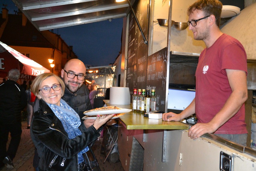 Ostatni w tym sezonie zlot foodtrucków już pierwszego dnia...