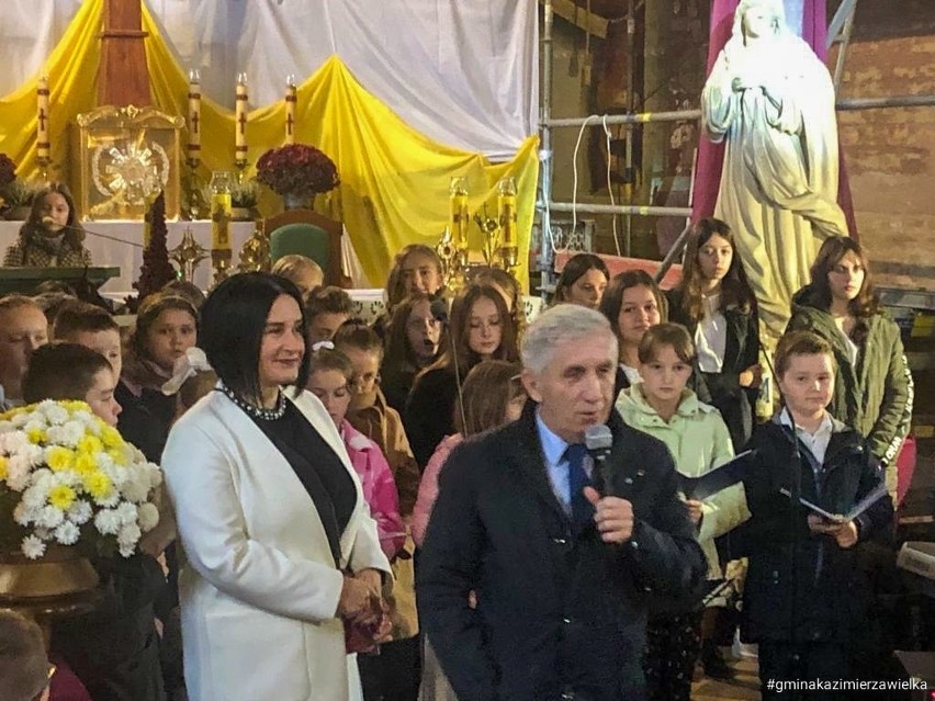 Narodowe Święto Niepodległości w Wielgusie połączono ze Świętem Patrona Szkoły. Bogaty program artystyczny i hymn. Zobaczcie zdjęcia i wideo