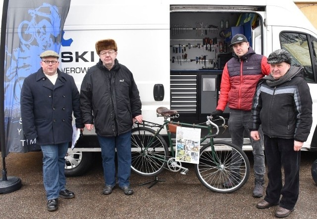 Od lewej: Bartosz Gondek, Wiesław Ulatowski, Maciej Majewski i Krzysztof Mikołajczyk - połączył ich przedwojenny rower.