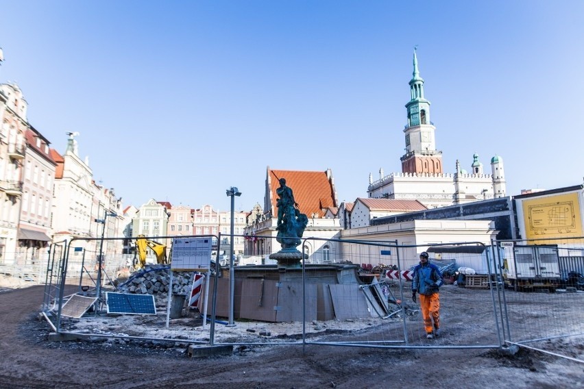 Od ponad roku przebudowywana jest płyta rynku i biegnące pod...