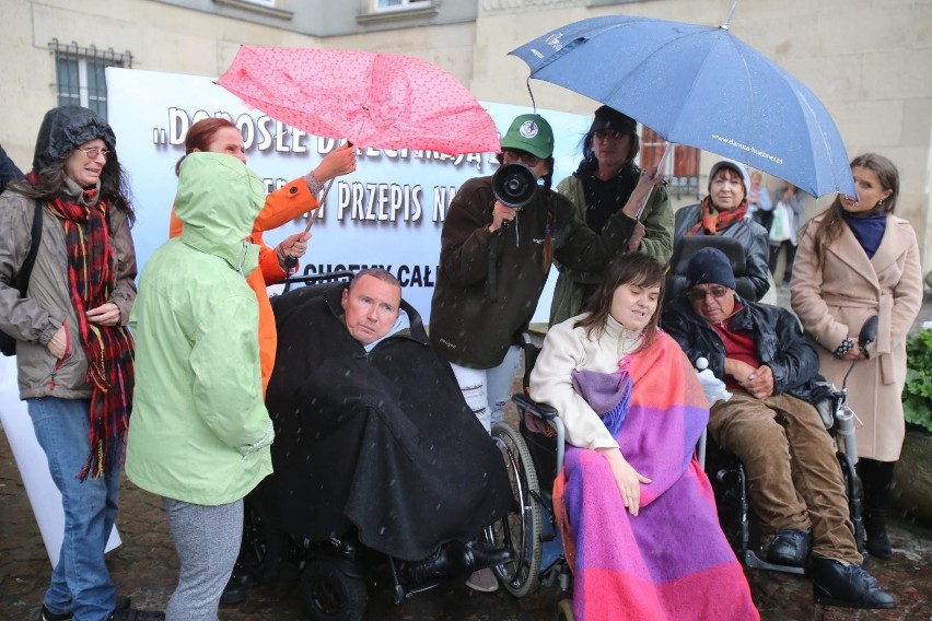 Protest osób niepełnosprawnych i ich opiekunów przed Urzędem...