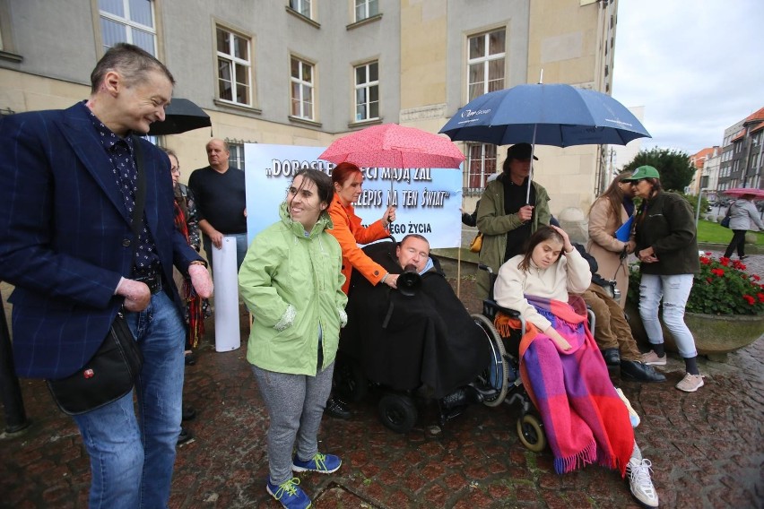 Protest osób niepełnosprawnych i ich opiekunów przed Urzędem...