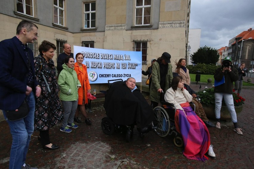 Protest osób niepełnosprawnych i ich opiekunów przed Urzędem...