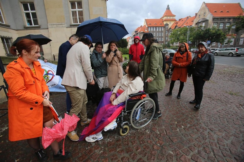 Protest osób niepełnosprawnych i ich opiekunów przed Urzędem...