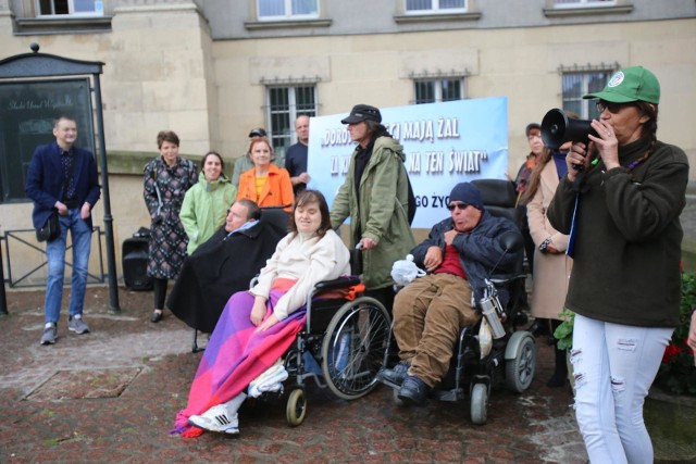 Protest osób niepełnosprawnych i ich opiekunów przed Urzędem Wojewódzkim w Katowicach.