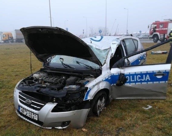 Tarnów. Policyjny radiowóz rozbił się na autostradzie
