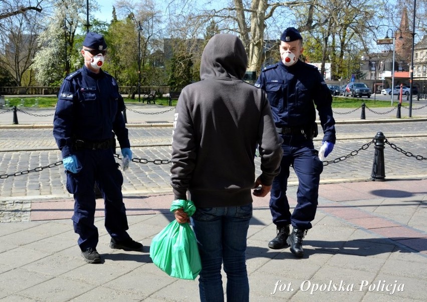 Opolscy policjanci rozdają maseczki na ulicach miasta.