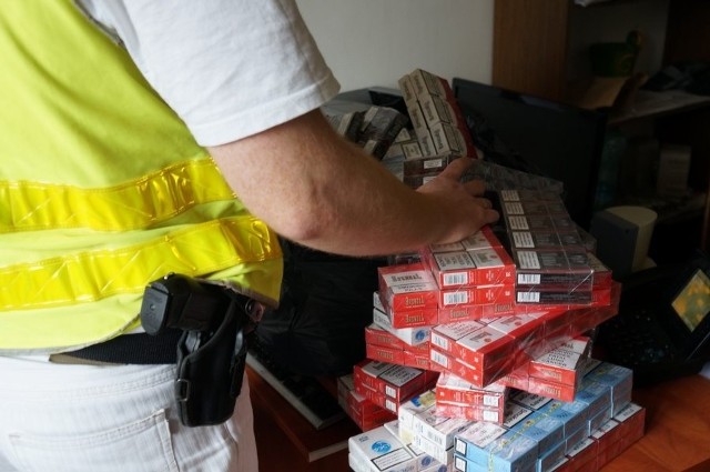 Papierosy z przemytu i tytoń ukryte w tapczanie w Chorzowie