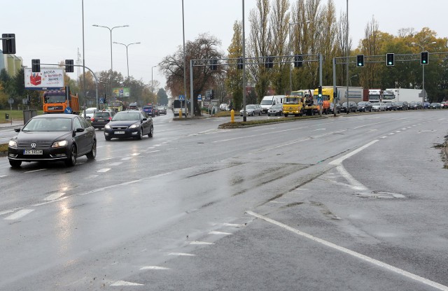 Po remoncie kierowcy na Hangarowej będą mieli aż 4 pasy ruchu do jazdy na wprost i jeden do skrętu w lewo. Do końca stycznia trzeba się jednak liczyć z poważnymi utrudnieniami