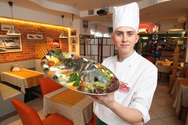 - Świąteczny karp w delikatnej galarecie to jeden z ciekawszych sposobów na przyrządzenie tej ryby na świąteczny stół - mówi Paweł Ptaś, szef kuchni kieleckiej restauracji Monte Carlo.