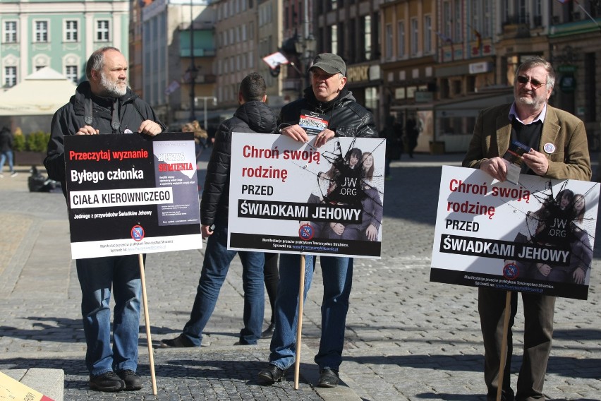 Demonstracja przeciwko Świadkom Jehowy