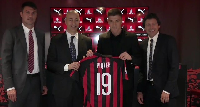 Krzysztof Piątek prezentuje koszulkę AC Milan