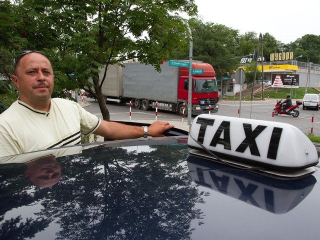 To jakiś absurd - denerwuje się Andrzej Roszkowski, białostocki taksówkarz. - Tiry i autobusy miejskie mogą jeździć przez Wasilkowską, a my nie. Przez ten zakaz nie wszędzie możemy dojechać.