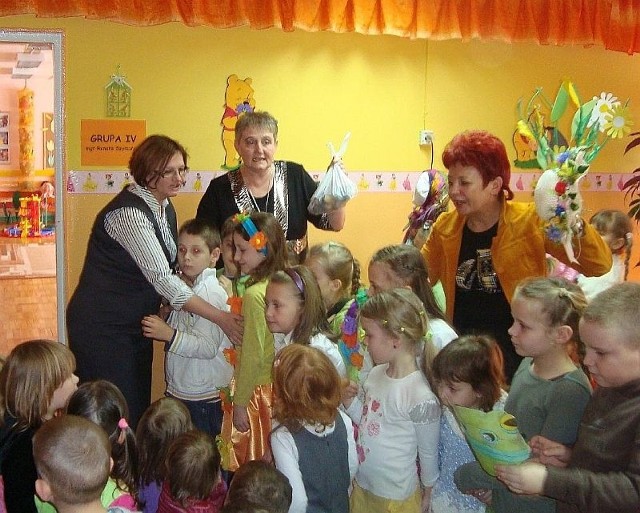 Dzieci podczas występu w ośrodku w Węgleńcu.