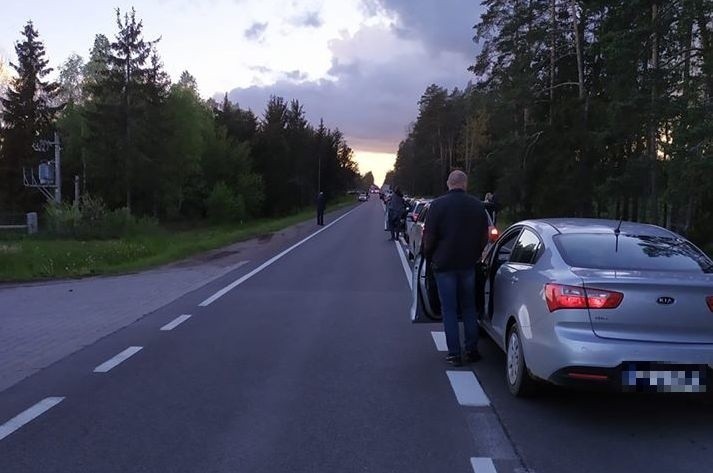 Majówka. Wypadek na drodze krajowej DK 65 Białystok - Bobrowniki. Trzy osoby ranne [ZDJĘCIA]
