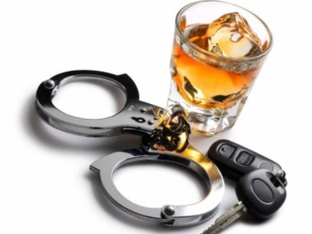 Policjanci z Moniek zatrzymali dwóch pijanych kierowców. Nie mieli prawa jazdy, stracili je wcześniej za jazdę pod wpływem alkoholu.