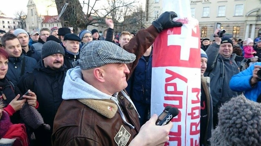 Manifestacja KOD na placu Litewskim w Lublinie