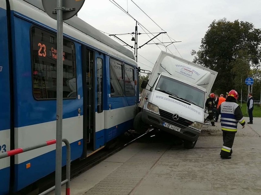 Kraków. Zderzenie samochodu dostawczego z tramwajem, ranny motorniczy [ZDJĘCIA]