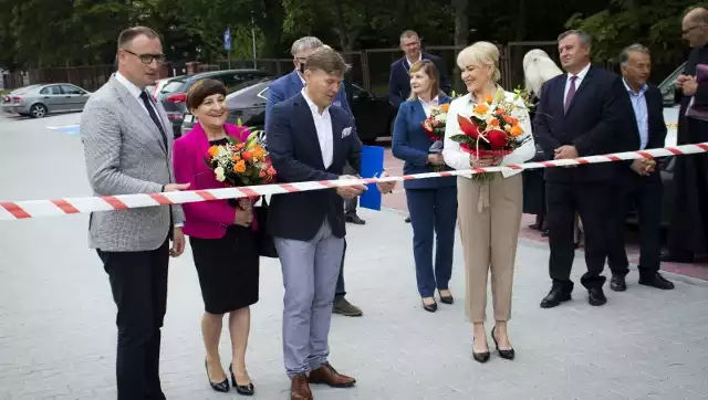 Otwarcia nowej drogi powiatowej dokonali Kamil Dziewierz, wójt gminy Jedlińsk (pierwszy od lewej) oraz Waldemar Trelka, starosta powiatu radomskiego (trzeci od lewej).